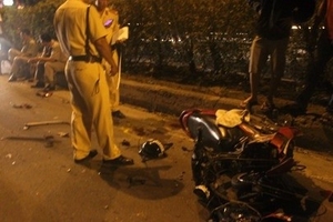 Chạy ngược chiều vào đường ô tô, xe máy nát vụn