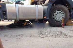 Nữ sinh lớp 10 chết thương tâm dưới gầm container