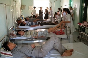 Ăn cơm tập thể, 23 công nhân đi cấp cứu vì ngộ độc thực phẩm