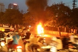 Đang lưu thông, xe máy bỗng dưng bốc cháy