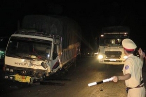 Xe 7 chỗ đấu đầu xe tải, hai người tử vong