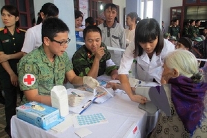 Cục quân y Việt Nam-Singapore hợp tác khám chữa bệnh nhân đạo