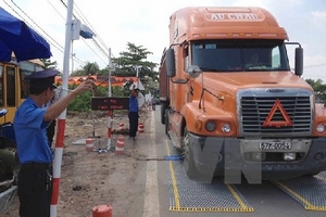 Hà Tĩnh xử phạt, tước giấy phép của hai lái xe “trốn” trạm cân