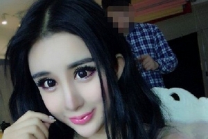 "Hot girl" Trung Quốc phẫu thuật như búp bê để giành lại bạn trai