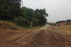 Vá "ổ gà" bằng xỉ mangan, đường mới nâng cấp đã hỏng