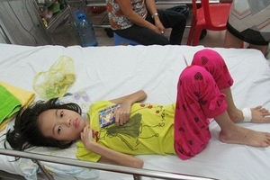 Xót xa nhìn con gái chiến sĩ hải quân mắc căn bệnh hiểm nghèo