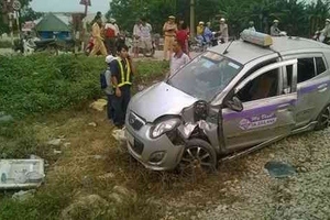 Hà Nam: Tàu hỏa húc bay xe taxi, tài xế may mắn thoát chết