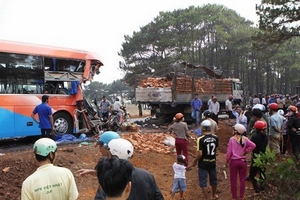 Xe khách đâm vào đuôi xe tải, 2 người tử vong và hàng chục người bị thương