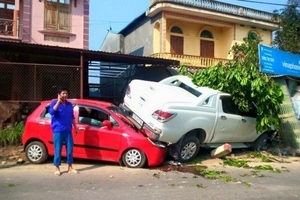 Xe bán tải kéo theo xe con đâm sập nhà dân