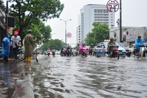 Khu vực Bắc Bộ và Bắc Trung Bộ mưa dông, đề phòng tố lốc gió giật mạnh