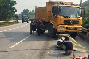 Đi vào đường ngược chiều, 2 người thương vong dưới bánh xe tải
