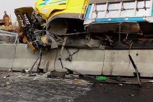 Thanh Hóa: Xe tải “nuốt” trọn dải phân cách