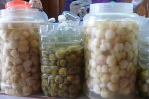 Cực nguy hiểm khi muối dưa cà trong thùng nhựa