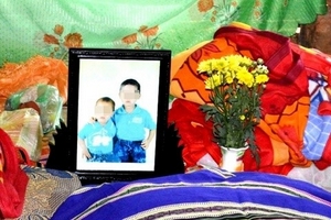 Hai anh em ôm nhau chết đuối thương tâm được chôn chung... 1 quan tài