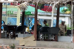 Chủ quán đâm bạn gái tiếp viên rồi bỏ trốn