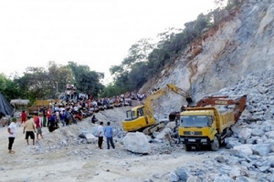 Hàng chục khối đá đổ sập, hai công nhân tử vong