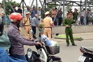 Hà Nội: Cô gái tử vong vì bánh xe trượt gờ bê-tông trên đường