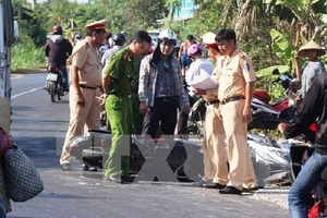 Va chạm với xe buýt ngược chiều, 3 người trên xe máy thương vong