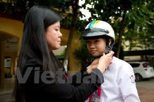 Đội mũ bảo hiểm cho trẻ quan trọng không kém vắcxin tiêm chủng