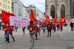 Đông đảo người Việt tại Áo biểu tình phản đối Trung Quốc