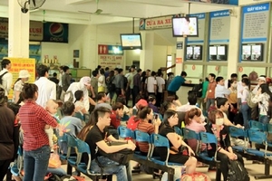 Chen chân tại các bến xe trong ngày nghỉ lễ đầu tiên