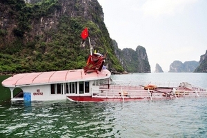 Quảng Ninh: Va chạm tàu trên Vịnh Hạ Long làm 1 tàu du lịch bị chìm