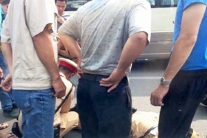 Đang làm nhiệm vụ, một CSGT bị xe tay ga tông bất tỉnh