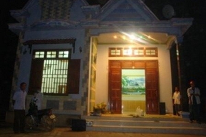 Tử vong sau một tháng bị bạn chọc tay vào mắt