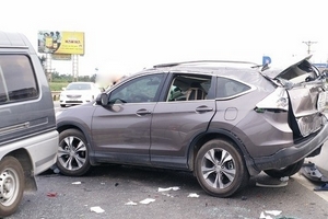 Xế hộp mất lái gây tai nạn, 10 người bị thương