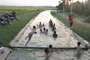 Bé trai 4 tuổi chết đuối thương tâm ở ao làng