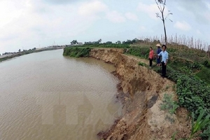 Tàu trọng tải lớn "nắn dòng" sông Cầu, đất canh tác bị cuốn trôi