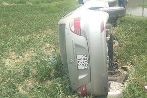 Tông vào xe máy, ô tô mất lái “bay” xuống ruộng