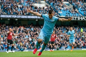 Man City đưa QPR xuống hạng bằng cơn mưa bàn thắng