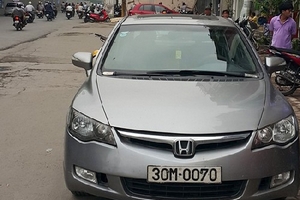 Sắt từ công trình đường sắt trên cao lại rơi trúng ô tô