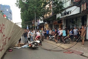 Đường sắt nội đô: Cần cẩu đổ sập, 2 người bị thương