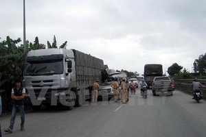 Xe khách bất ngờ đâm vào đuôi xe tải, khiến 6 người bị thương