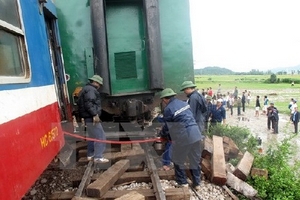 Tàu chở hàng trật bánh, đường sắt Bắc-Nam ùn ứ trong nhiều giờ