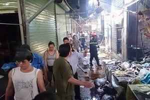 Chủ cửa hàng bánh mỳ chết cháy tại chợ Phùng Khoang