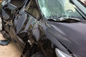 Quảng Ninh: Xe 4 chỗ bẹp dúm trước đầu xe tải, 3 người nguy kịch