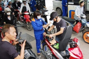 Xăng tăng giá, người tiêu dùng kêu ai?
