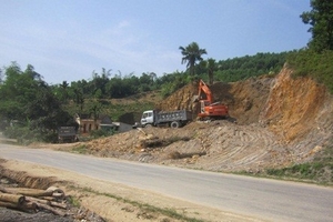 Dùng đất “cải tạo vườn” để đắp đường vượt lũ