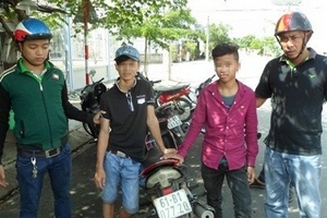 Hết tiền chơi game, hai thanh niên đi trộm xe máy