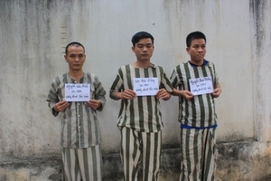 Côn đồ lấy tiền bảo kê rồi đánh trọng thương chủ tiệm