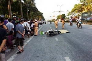 Hà Nam: Xe máy va xe tải, người phụ nữ bị cán chết tại chỗ