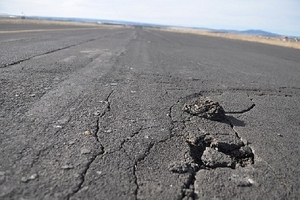 Đường băng sân bay quốc tế Cát Bi-Hải Phòng rạn nứt do nắng nóng