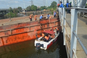 Giải cứu sà lan "khủng" mắc kẹt dưới gầm cầu Bình Lợi