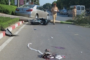 Xe Camry kéo lê xe máy, "hạ gục" cây cau tiến vua bên đường