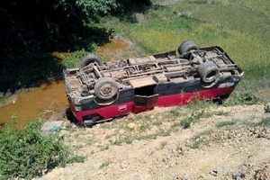 Mất lái, xe khách, xe con lao xuống vực