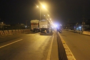 Người đàn ông bất ngờ lao vào đầu xe tải tự tử