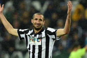 Chiellini dính chấn thương, Suarez lỡ cơ hội tái ngộ nạn nhân "võ cắn"